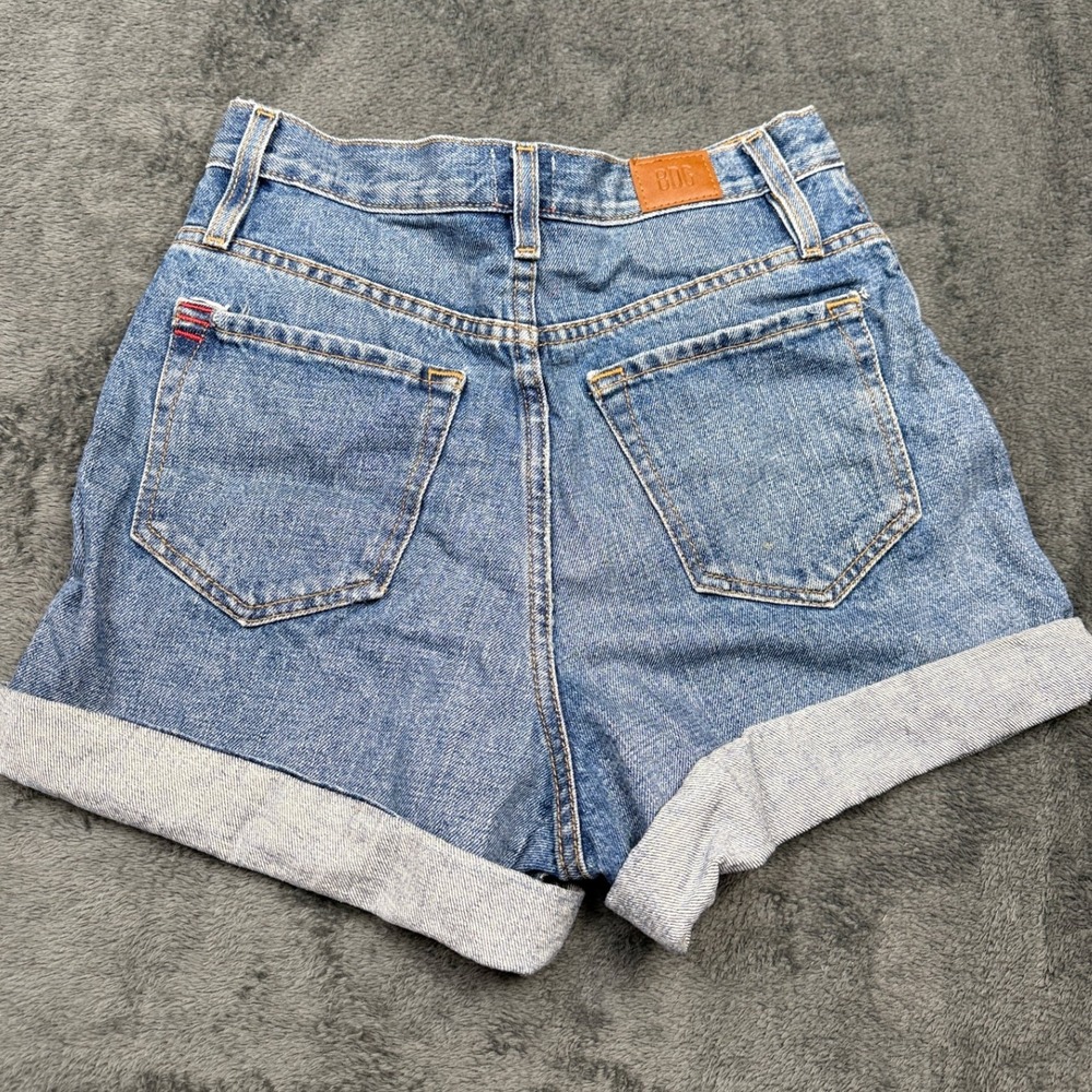 BDG Urban Outfitters  Size 26 Mom High Rise Denim Shorts Blue Wash Cuffed‎ - Picture 2 of 12